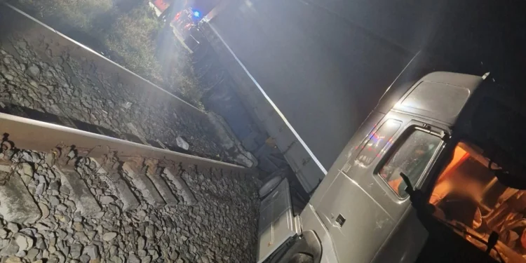 Șoferul care a „parcat” pe calea ferată a fost arestat