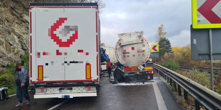 O cisternă și două autotrenuri blochează DN7