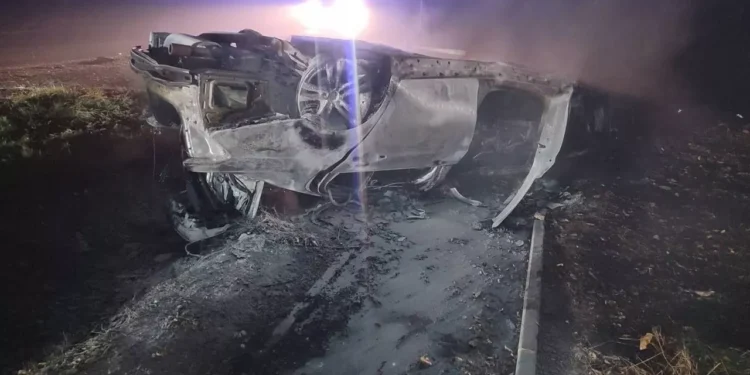 Un BMW s-a răsturnat și a luat foc