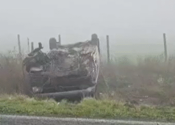 Un microbuz cu nouă pasageri s-a răsturnat. Cinci persoane au ajuns la spital!