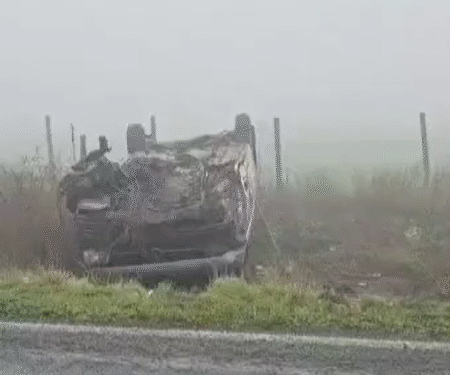 Un microbuz cu nouă pasageri s-a răsturnat. Cinci persoane au ajuns la spital!