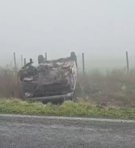 Un microbuz cu nouă pasageri s-a răsturnat. Cinci persoane au ajuns la spital!