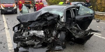 Tânărul șofer se juca pe telefon. Două vieți pierdute, o femeie în stare critică!