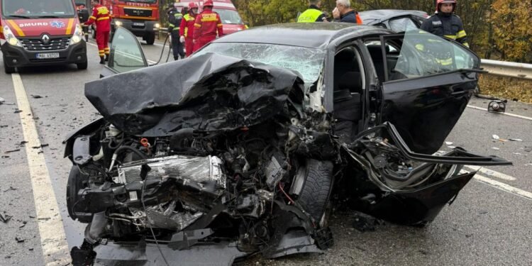 Tânărul șofer se juca pe telefon. Două vieți pierdute, o femeie în stare critică!