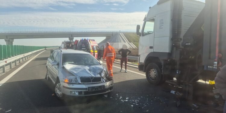 Două persoane au ajuns la spital după un impact în lanț cu patru vehicule implicate!