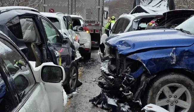 Peste 40 de mașini avariate într-un incident rutier