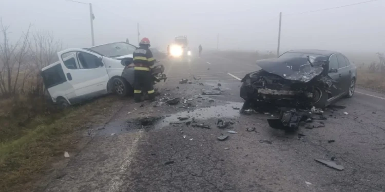 Două mașini și un microbuz făcute praf – trei oameni au ajuns de urgență la spital
