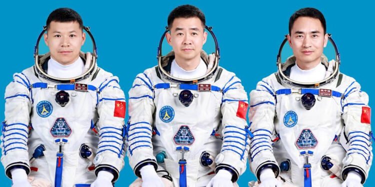 Alertă pe orbită: trei astronauți chinezi, blocați pe stația Tiangong după un impact cu resturi spațiale