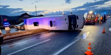 Microbuz răsturnat, mai multe victime