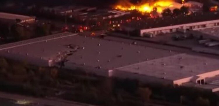 SUA: Avion prăbușit peste clădiri. Explozie și victime!