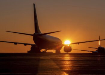 Șase companii aeriene își suspendă zborurile către Venezuela după un avertisment american