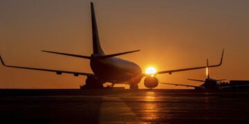 Șase companii aeriene își suspendă zborurile către Venezuela după un avertisment american