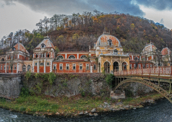 Zeci de hoteluri și băi termale din Herculane, confiscate de statul român