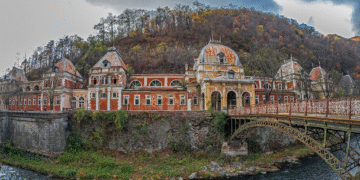 Zeci de hoteluri și băi termale din Herculane, confiscate de statul român