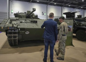 Armata britanică oprește de urgență testele vehiculului blindat Ajax după ce zeci de soldați au acuzat stări de rău