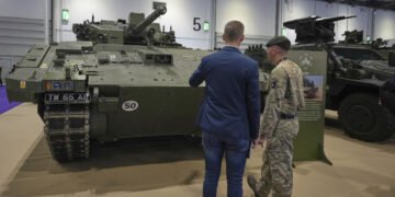 Armata britanică oprește de urgență testele vehiculului blindat Ajax după ce zeci de soldați au acuzat stări de rău