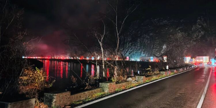 Artist blocat pe Valea Oltului de peste 6 ore: „Nu ai cum să mai fii calm… Oarbă după voi cei care conduceți acest sector de drum!”