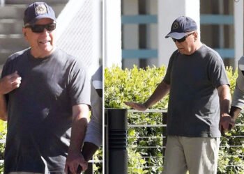 Bruce Willis, vizibil slăbit, a fost surprins la o plimbare pe plajă