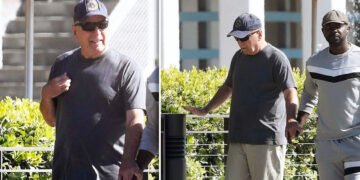 Bruce Willis, vizibil slăbit, a fost surprins la o plimbare pe plajă