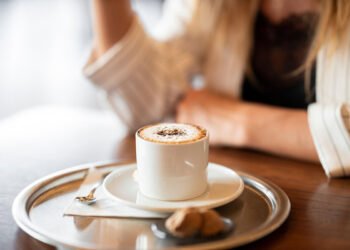 ☕ Poți bea cafea dacă ai hipertensiune? Un cardiolog explică ce spun studiile despre efectele cofeinei asupra tensiunii arteriale