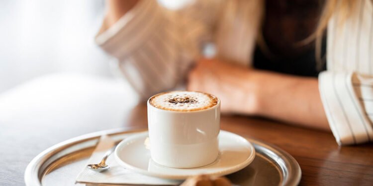 ☕ Poți bea cafea dacă ai hipertensiune? Un cardiolog explică ce spun studiile despre efectele cofeinei asupra tensiunii arteriale