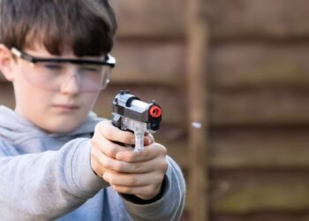 Pericol la școală! Un elev a venit cu o armă airsoft și și-a nimerit colega în față 😱