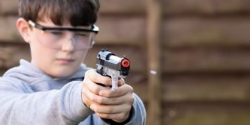 Pericol la școală! Un elev a venit cu o armă airsoft și și-a nimerit colega în față 😱