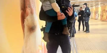 O mamă însărcinată a căzut la pământ, iar un polițist i-a adus copilului liniștea de care avea nevoie