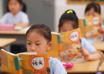 China interzice telefoanele mobile în școli și impune două ore zilnice de sport pentru elevi