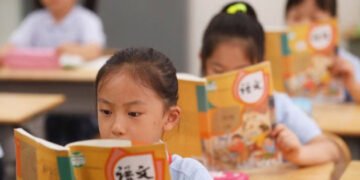 China interzice telefoanele mobile în școli și impune două ore zilnice de sport pentru elevi