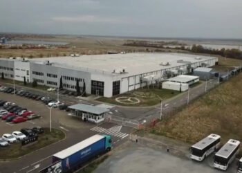 Anunță sute de concedieri colective