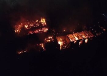 Mai multe case cuprinse de flăcări la prima oră