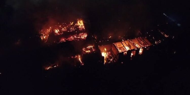 Mai multe case cuprinse de flăcări la prima oră