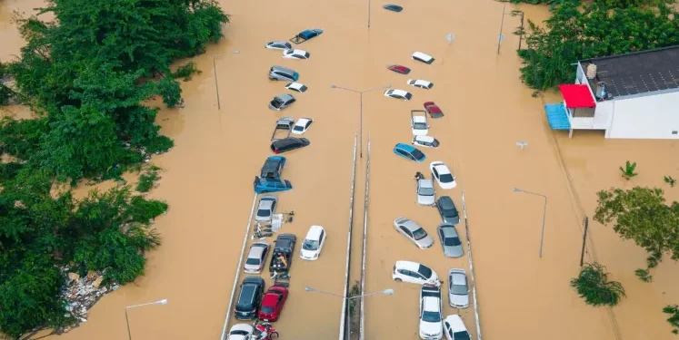 Bilanț cumplit al inundațiilor din Indonezia: peste 300 de morți, sute de dispăruți și zeci de mii de evacuări