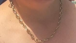 Asistenta acuzată că a furat 140.000 de euro, implicată într-un nou caz cu un lanț de aur dispărut dintr-o salvare!