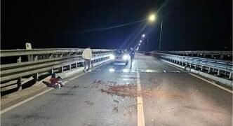 Scene bizare pe centura Târgu Jiului: un manechin îmbrăcat și stropit cu „sânge” artificial, abandonat pe carosabil