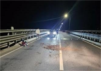 Scene bizare pe centura Târgu Jiului: un manechin îmbrăcat și stropit cu „sânge” artificial, abandonat pe carosabil