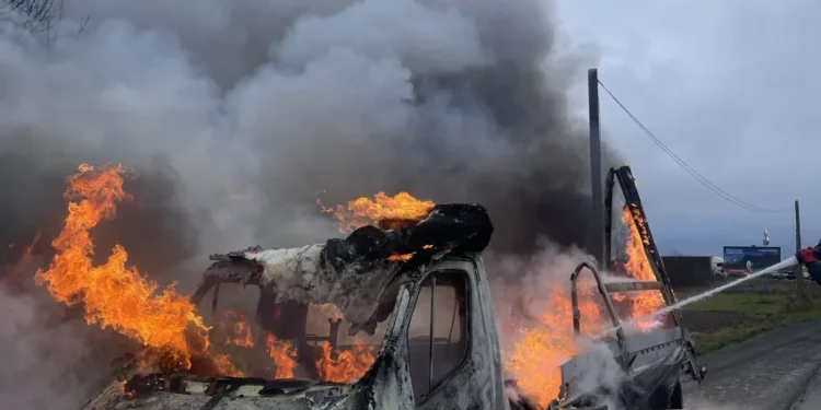 Autoutilitară mistuită de flăcări pe șoseaua de centură