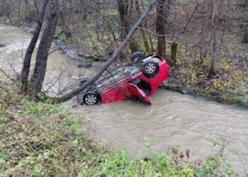 O mașină s-a răsturnat în râu