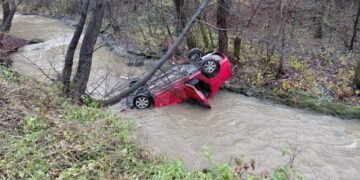 O mașină s-a răsturnat în râu