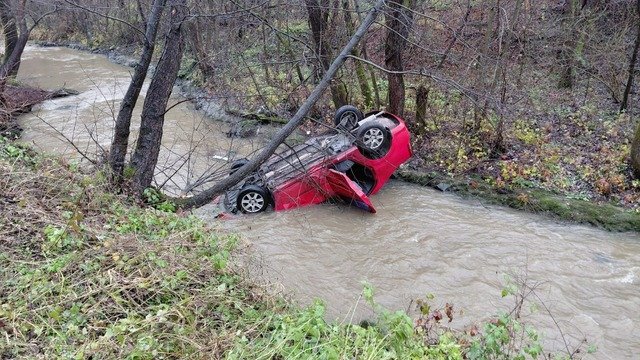 O mașină s-a răsturnat în râu
