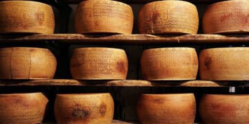 Italia: Au furat 200 de roți de brânză Parmigiano Reggiano, în valoare de peste 100.000 de euro