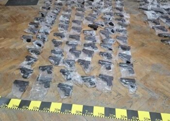 Oprit la graniță cu 131 de pistoale letale ascunse, plus tone de tutun de contrabandă