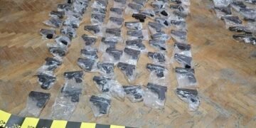 Oprit la graniță cu 131 de pistoale letale ascunse, plus tone de tutun de contrabandă