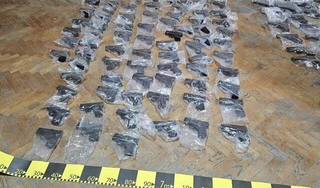 Oprit la graniță cu 131 de pistoale letale ascunse, plus tone de tutun de contrabandă