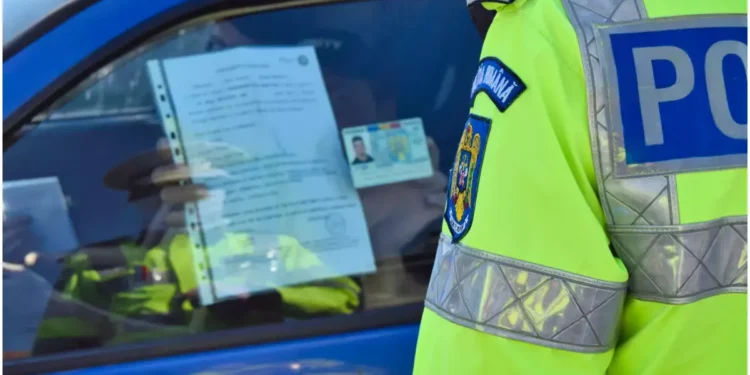 Patru poliţişti acuzaţi că luau mită la înmatriculări