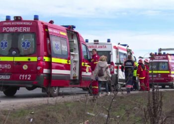 Autospecială răsturnată, cinci pompieri la spital