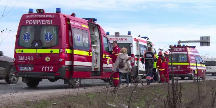 Autospecială răsturnată, cinci pompieri la spital