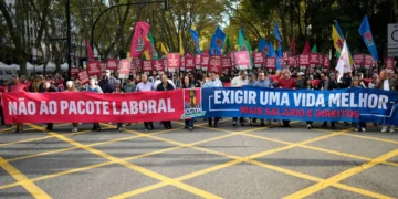Portughezii ies în stradă pentru salarii decente: „Vrem 1.050 de euro, nu reforme care ne iau drepturile!”