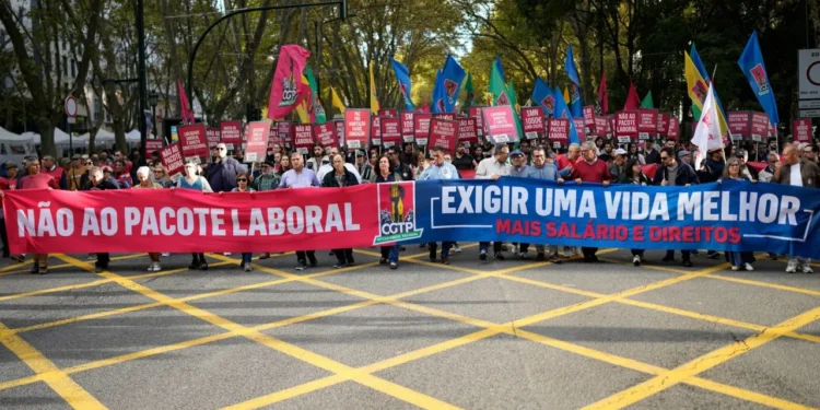 Portughezii ies în stradă pentru salarii decente: „Vrem 1.050 de euro, nu reforme care ne iau drepturile!”